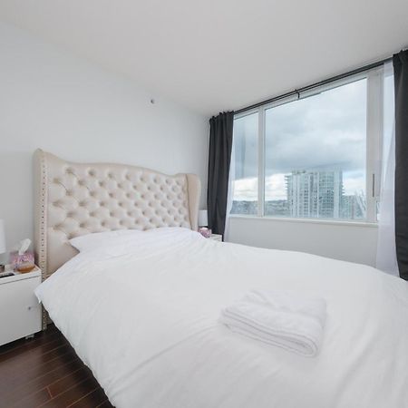 Central 1-Bedroom Apartment With Pool, Jacuzzi & Sauna Vancouver Extérieur photo