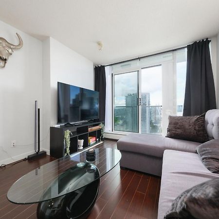 Central 1-Bedroom Apartment With Pool, Jacuzzi & Sauna Vancouver Extérieur photo