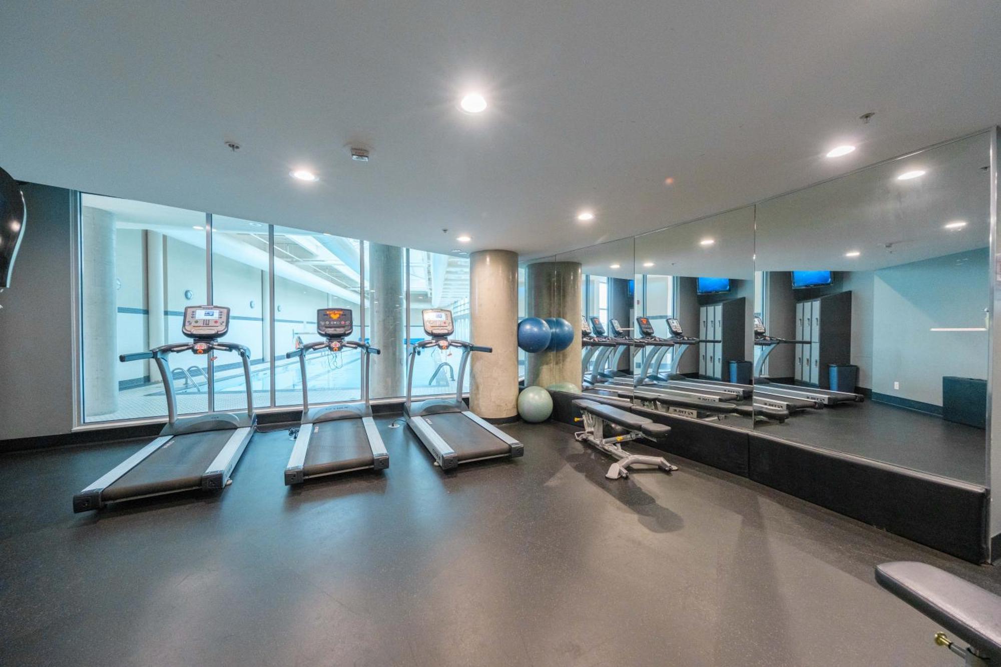 Central 1-Bedroom Apartment With Pool, Jacuzzi & Sauna Vancouver Extérieur photo