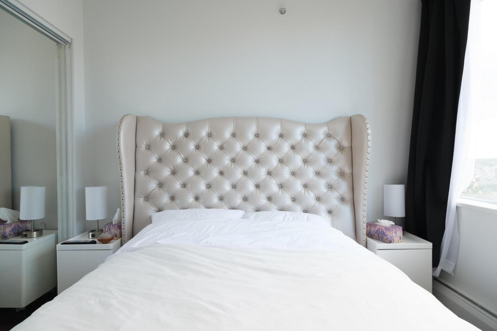 Central 1-Bedroom Apartment With Pool, Jacuzzi & Sauna Vancouver Extérieur photo