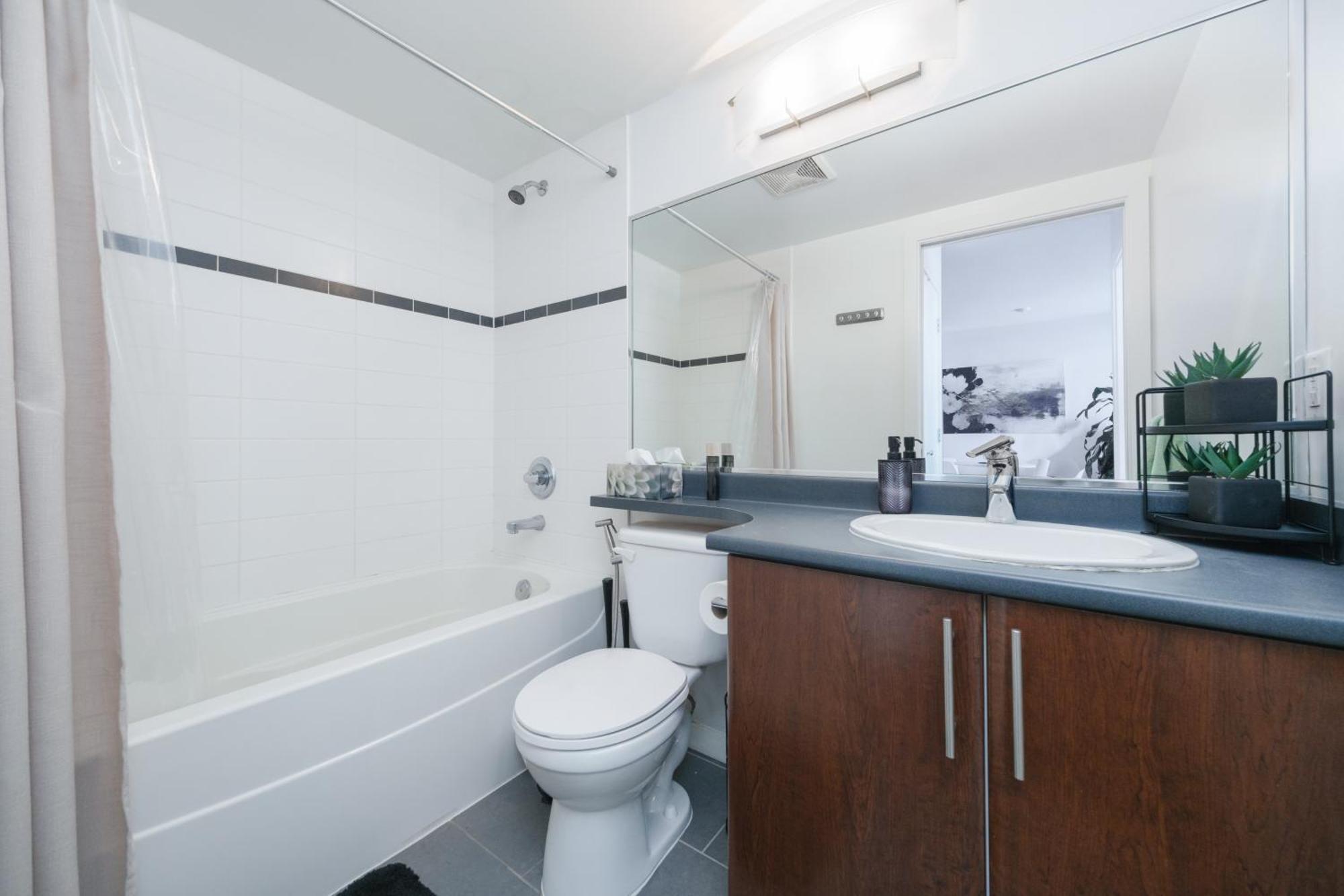 Central 1-Bedroom Apartment With Pool, Jacuzzi & Sauna Vancouver Extérieur photo