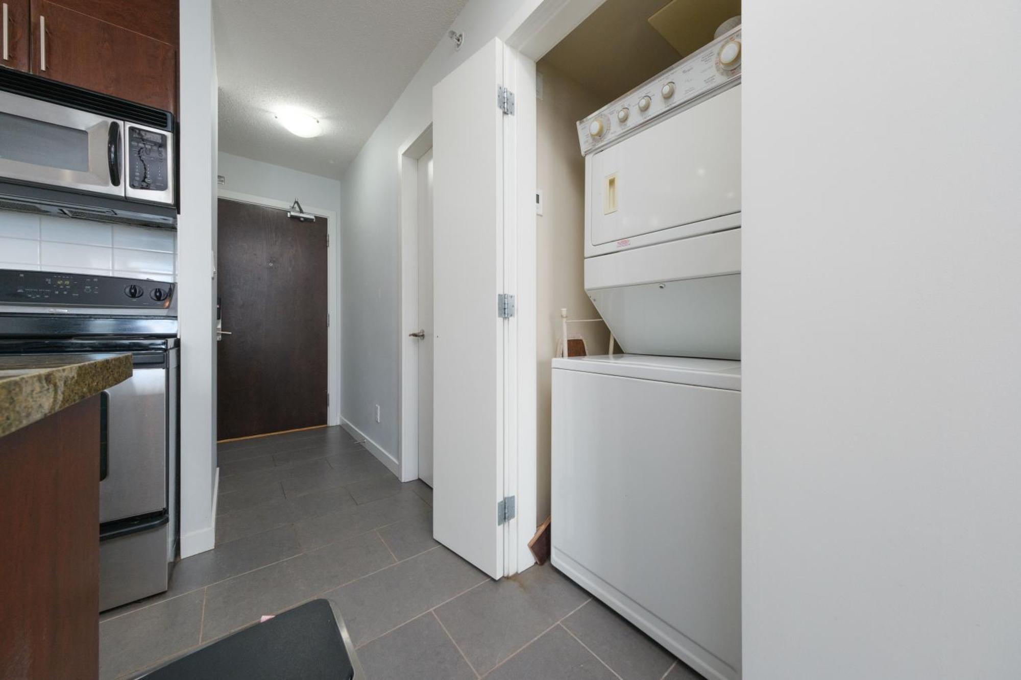 Central 1-Bedroom Apartment With Pool, Jacuzzi & Sauna Vancouver Extérieur photo