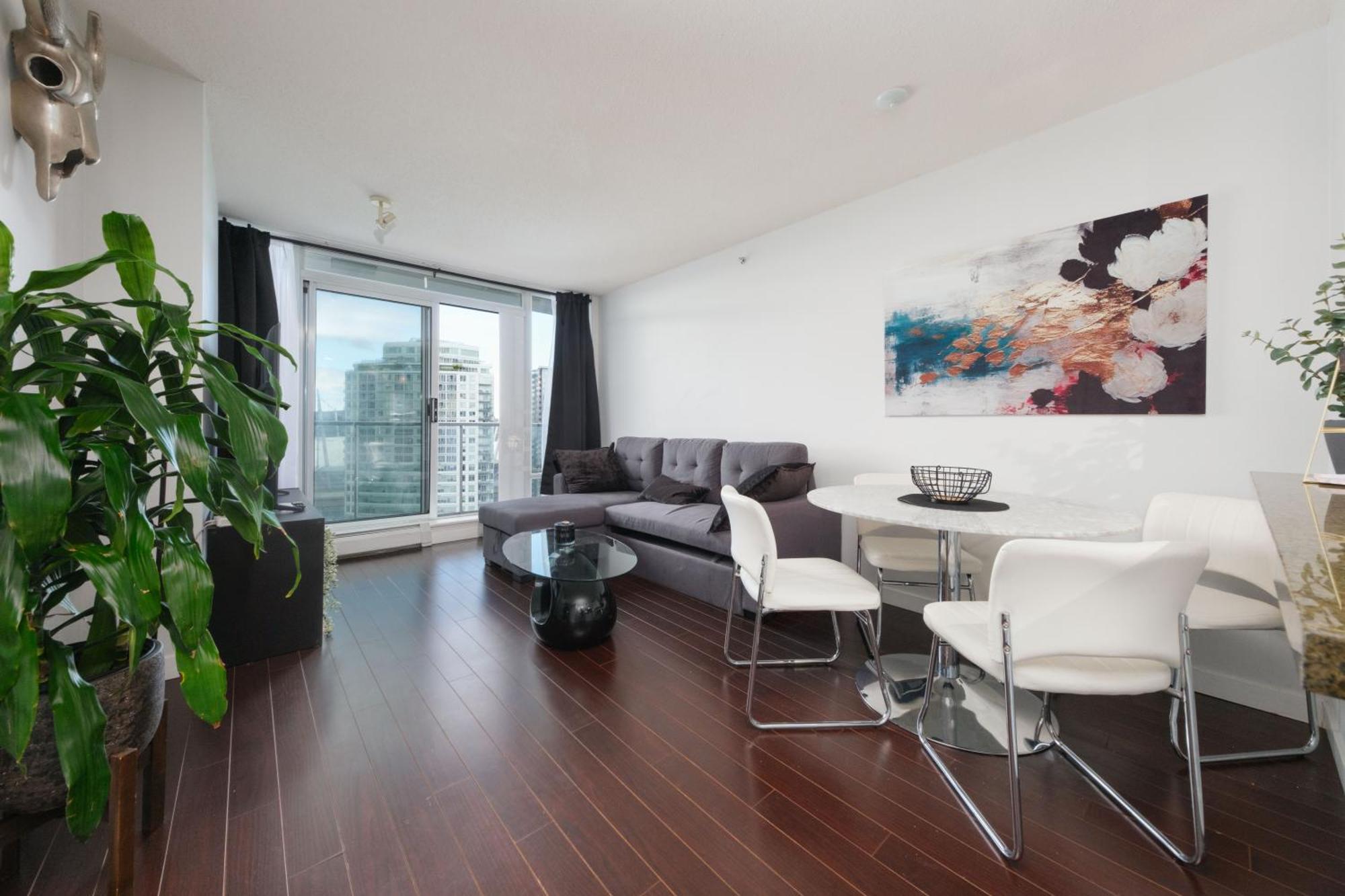 Central 1-Bedroom Apartment With Pool, Jacuzzi & Sauna Vancouver Extérieur photo