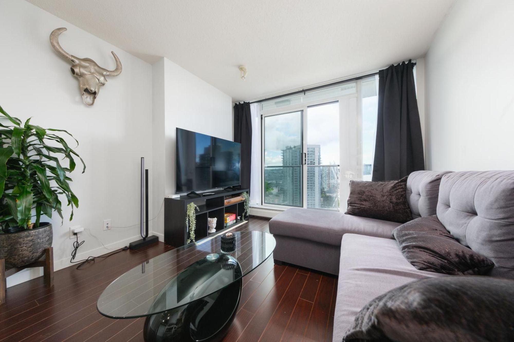 Central 1-Bedroom Apartment With Pool, Jacuzzi & Sauna Vancouver Extérieur photo