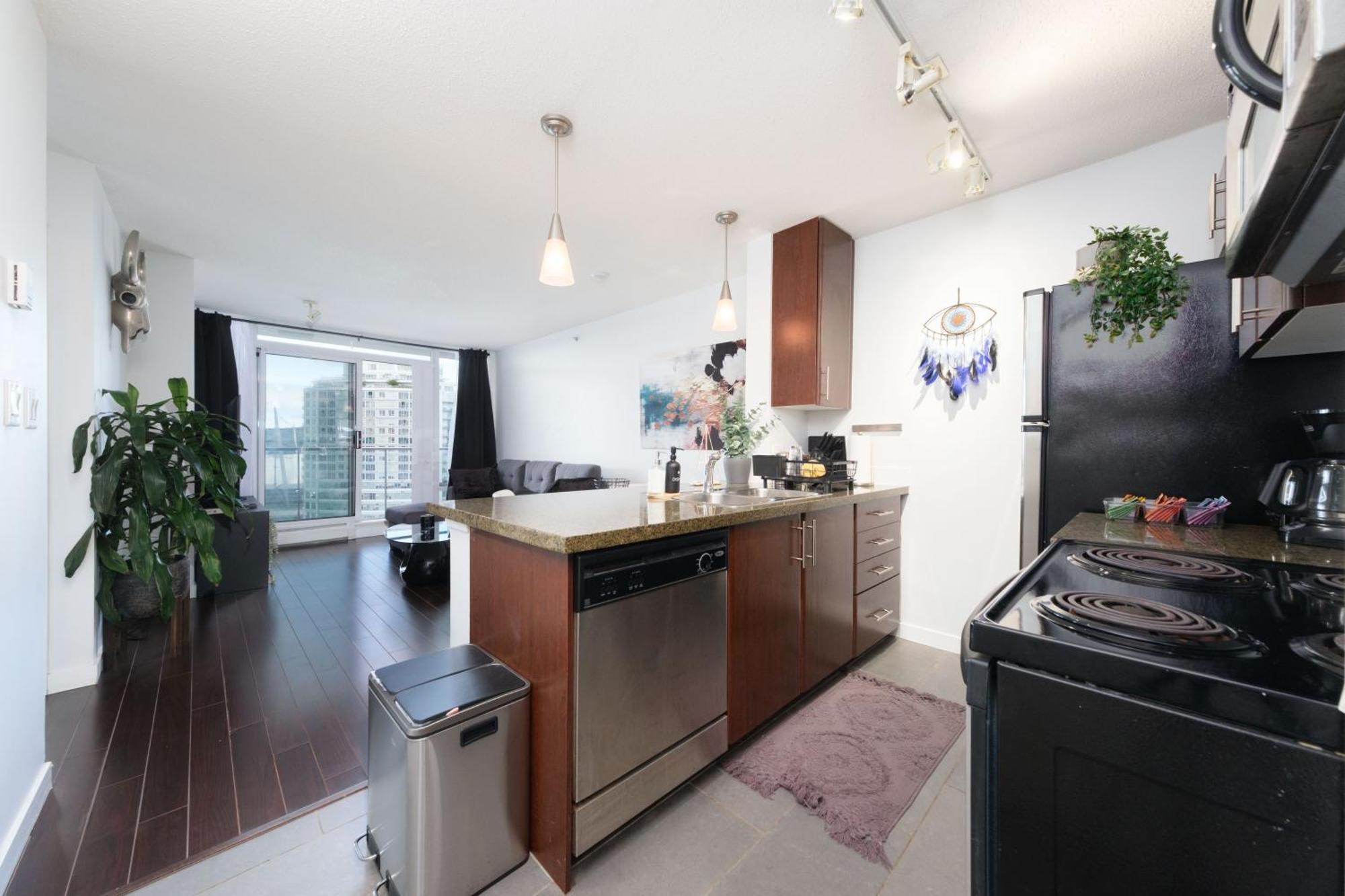 Central 1-Bedroom Apartment With Pool, Jacuzzi & Sauna Vancouver Extérieur photo