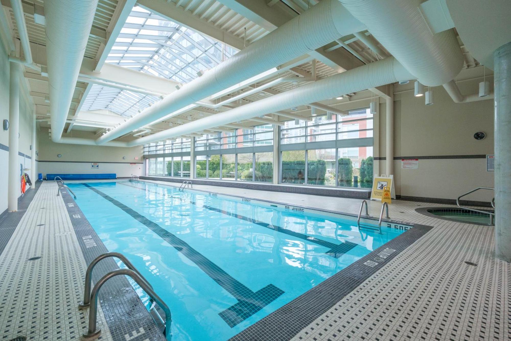 Central 1-Bedroom Apartment With Pool, Jacuzzi & Sauna Vancouver Extérieur photo