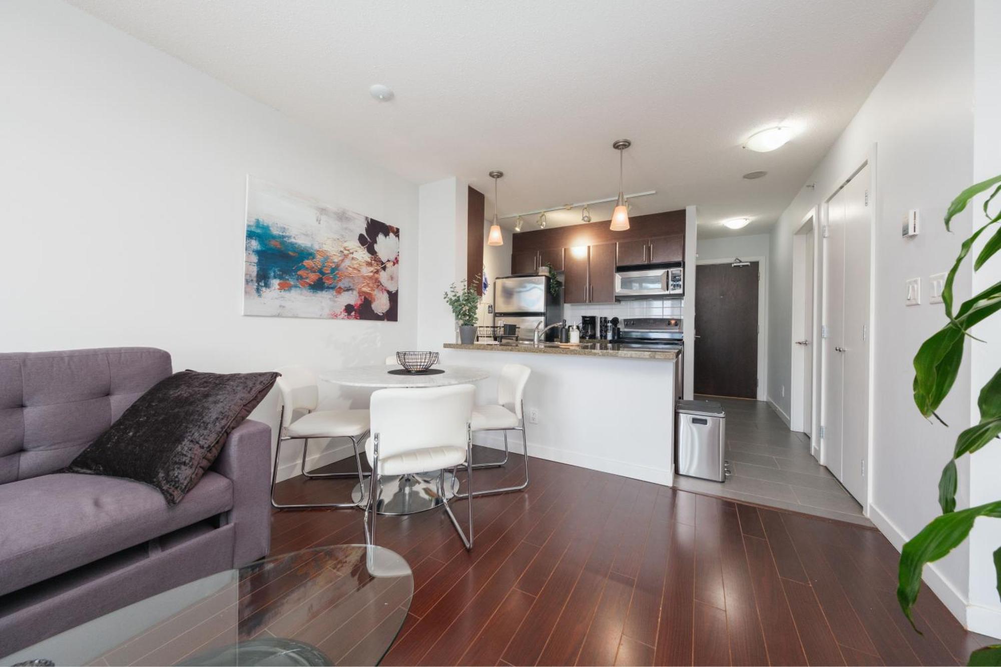 Central 1-Bedroom Apartment With Pool, Jacuzzi & Sauna Vancouver Extérieur photo